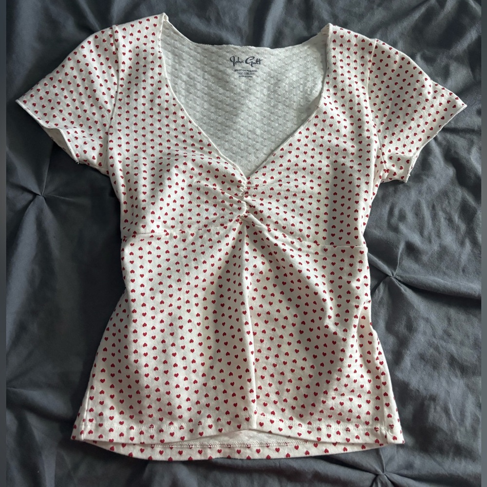 new shirt tags ripped off!
never worn
white shirt with red heart print top